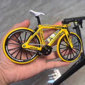 Redécouvrez votre passion du cyclisme miniature avec ce bijou jaune vif