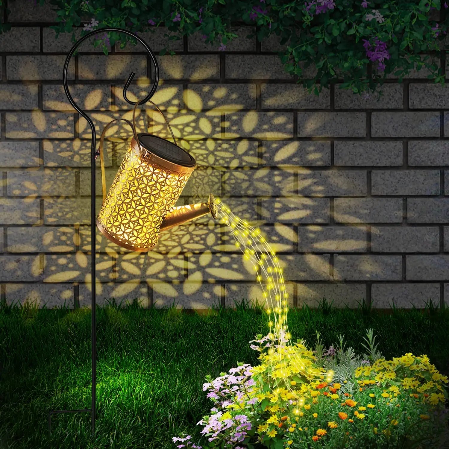 Illuminer Votre Extérieur : Un Jardin Féerique Avec une Cascade de Lumières Solaire