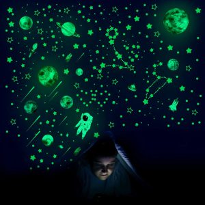 Plongez dans l’univers enchanté de la décoration murale phosphorescente