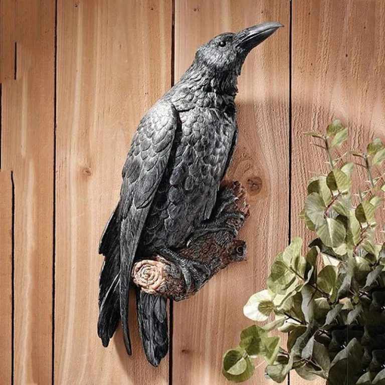 Éveillez le Mystère de Votre Jardin avec une Statue de Corbeau en Résine