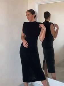 Redécouvrez l'élégance moderne avec une robe midi noire au charme intemporel