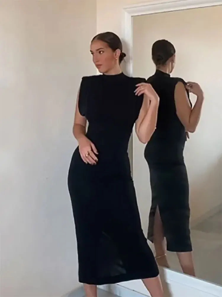 Redécouvrez l'élégance moderne avec une robe midi noire au charme intemporel