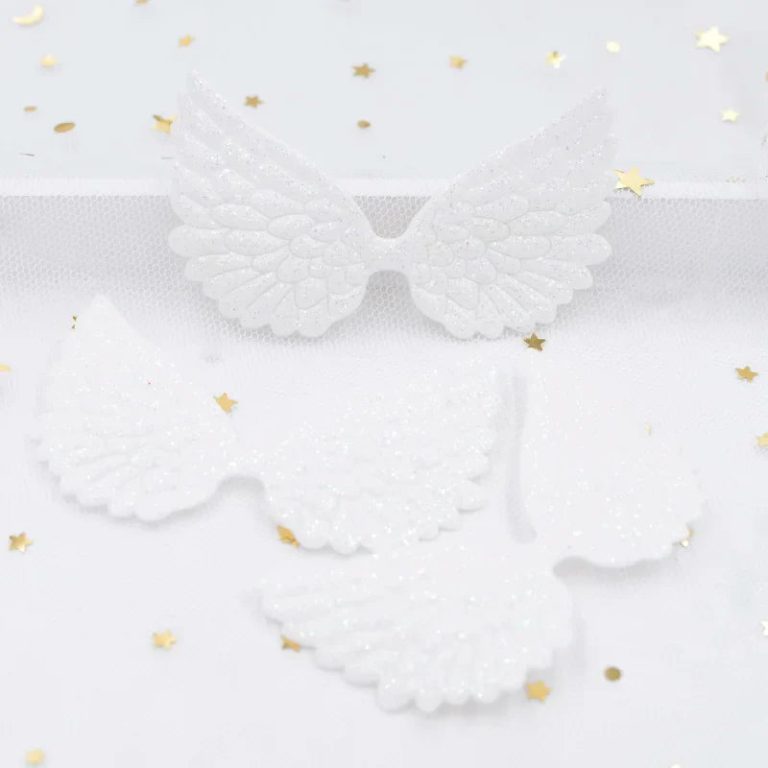 Laissez libre cours à votre créativité avec un lot de patchs ailes d’ange faits main