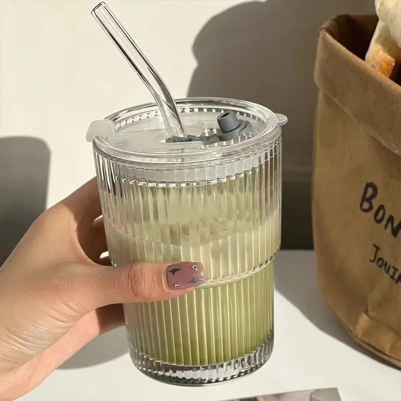 L'élégance Réinventée : Découvrez le Verre Rayé 450ml avec Couvercle et Paille