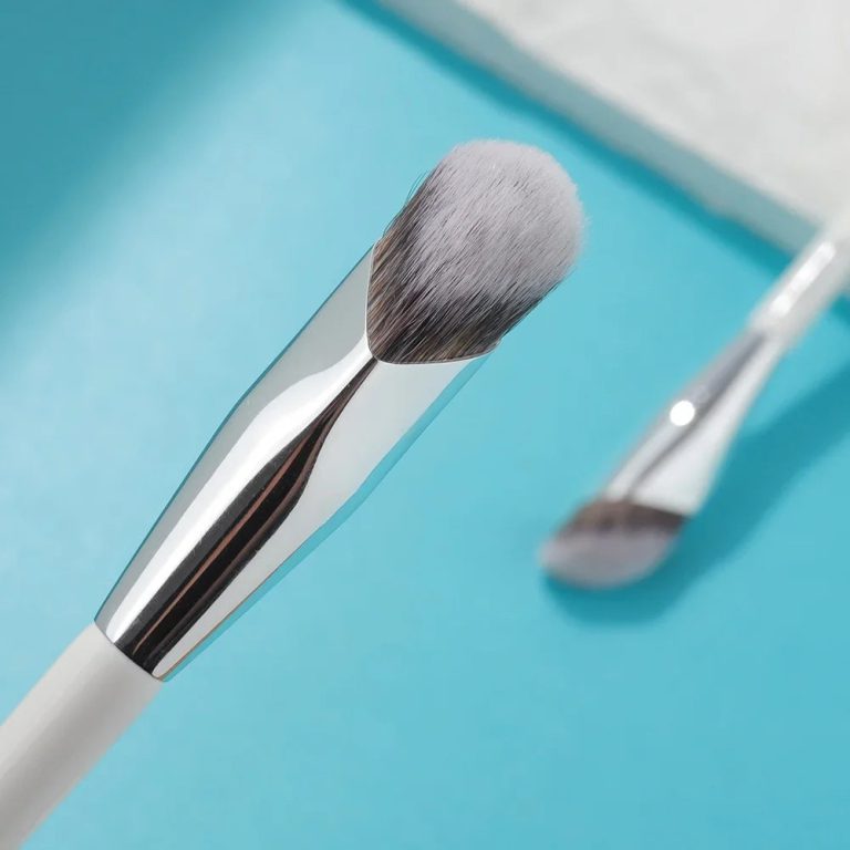 Révélez la Précision de Votre Maquillage avec le Pinceau Correcteur Angulé Coréen
