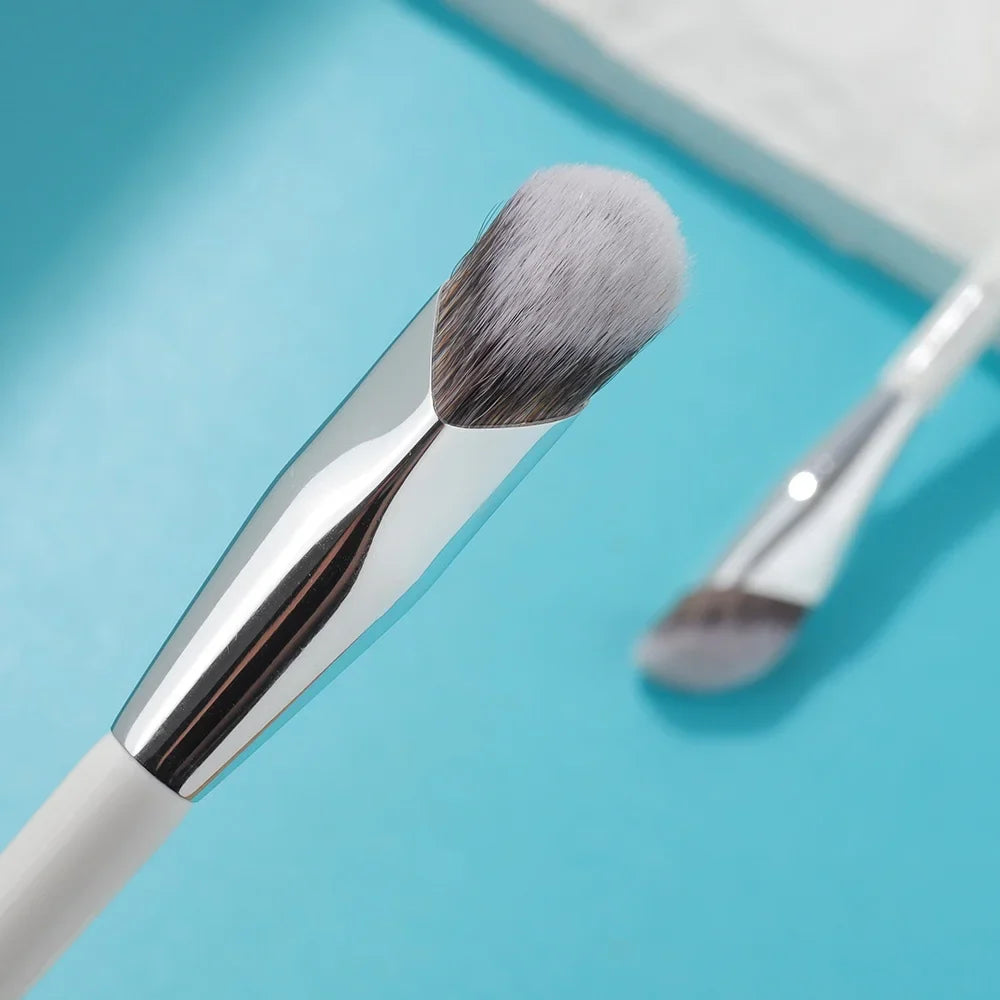 Révélez la Précision de Votre Maquillage avec le Pinceau Correcteur Angulé Coréen