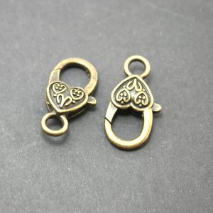 L’élégance au bout des doigts : Sublimez vos créations avec des fermoirs au design vintage