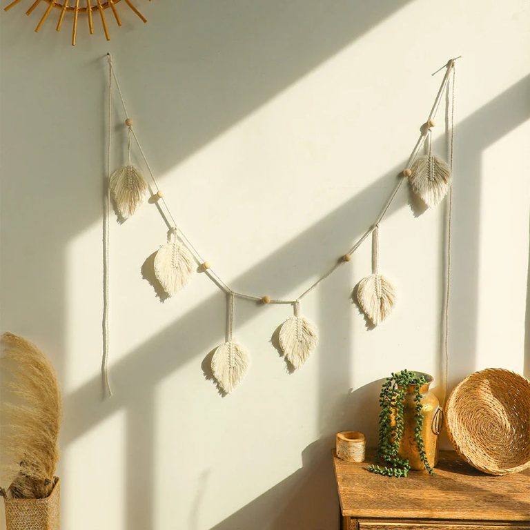 Embellissez votre intérieur avec une touche bohème festive grâce au Macramé Mural Boho Feuille Pompons